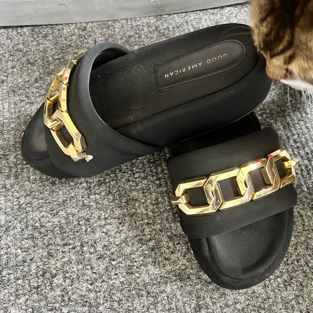 Good American Gold Chain black platform slides. Size 9 with a 2” platform.